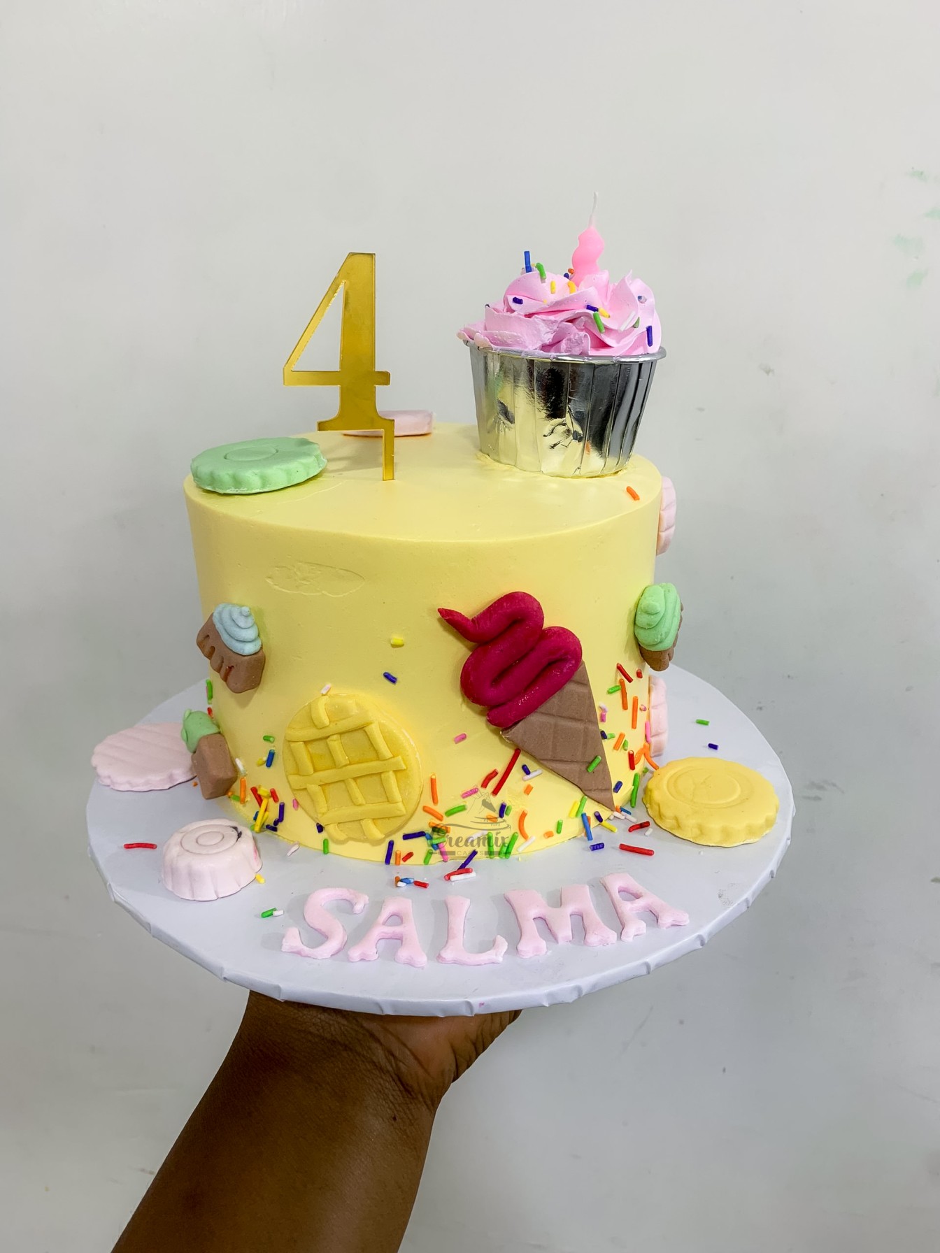 6 inch 2 layers SALMA cake - Available in Vanilla, Red Velvet, Chocolate, etc.