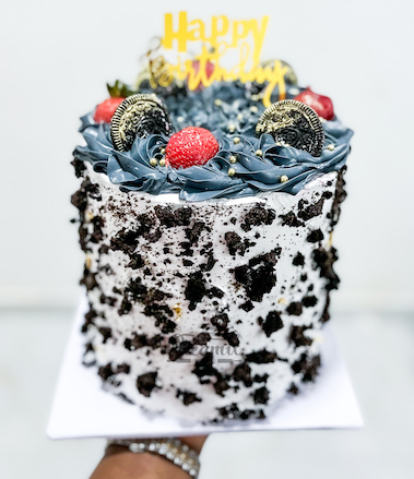 6 inch 3 layers with Oreo chunks - Available in Vanilla, Red Velvet, Chocolate, etc.