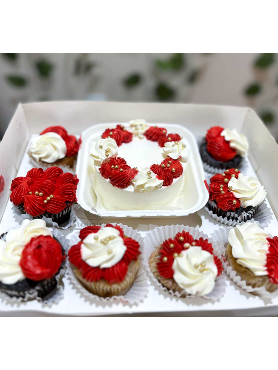 Bento with 8 cupcakes image